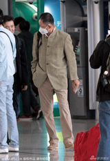 组图：王志文穿中山装现身机场 戴口罩变路人甲