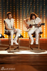 组图：比伯白衣献唱内衣秀 偷瞄超模小鹿乱撞