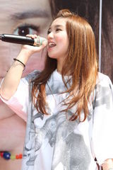 组图：陈芳语首辑庆功签唱 自曝狂爱贺军翔