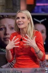 组图：格温妮丝上节目展示厨艺 表情夸张频笑场