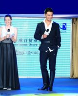 组图：邵兵上海出席活动 霸气出场自称坏男人