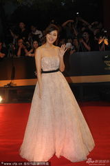 组图：上海电影节金荷娜裸色长裙秀优雅身姿