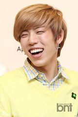 组图：韩团INFINITE出席代言品牌粉丝签名会