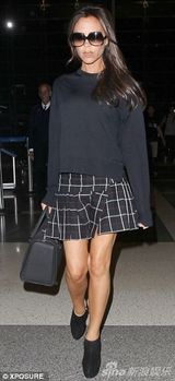 组图：贝嫂超短格子裙现身机场 戴墨镜黑脸依旧