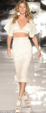 组图：辣妈邦辰深V装走秀露蛮腰 老公台下欣赏