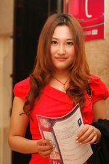 组图：杭州快女高美人PK萝莉 一边秀美腿一边比萌