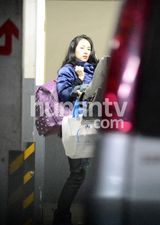 组图：章子怡深夜冒寒回京 撒贝宁接机同回公寓