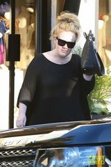 组图：阿黛尔产后戴黑超购物 壮硕保镖随行