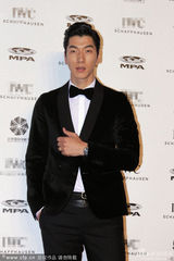 组图：冯小刚携徐帆现身晚宴 周迅笑容灿烂