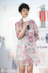 组图：海清着粉嫩碎花裙代言 照顾同台人脱鞋露脚