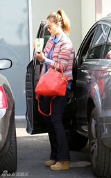 组图：杰西卡-阿尔芭素颜现身条纹外套搭牛仔裤