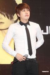 组图：SJ-M台北签唱会 兄弟情深互喂台湾小吃