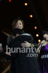 组图：张根硕独秀18分钟 湖南跨年夜送爱的抱抱