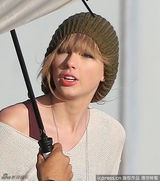 组图：泰勒踩超市推车与闺蜜海边嬉戏玩闹