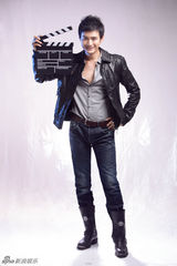 组图：王雨皮衣写真帅气逼人 硬朗随性展魅力