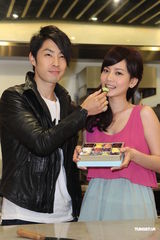 组图：吴建豪首次做巧克力 对曾之乔印象很新鲜