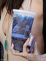 组图：比伯前女友赛琳娜心情无损深V泄雪乳