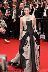 组图：章子怡灰墨裹胸裙走红毯妆容精致