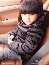 组图：Angela生活照宛若时装秀 超萌小妞爱发箍