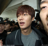 组图：李敏镐空降杭州场面失控 女粉丝鲜血直流