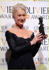 组图：67岁海伦米伦低胸蓝裙领取奥利弗奖