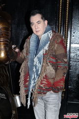 组图：胡杏儿否认李思捷追求 称手挽手是好友