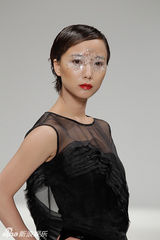 组图：中国女性勇闯T台 李玉刚反串亮眼