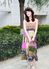 高清组图：贾青街拍LOOK 抹胸波西米亚长裙清凉