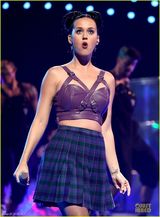 组图：凯蒂佩里跪地挺胸贴猛男 梳哪吒头表情怪