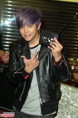 组图：黄鸿升生日开唱 喜收高档耳机