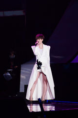 组图：谭维维东方风云榜获两大金曲 御姐范十足