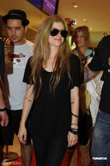 组图：艾薇儿抵台开演唱会 亲切为歌迷签名没架子