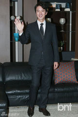 组图：郑俊浩新剧《你邻居的妻子》现场公开