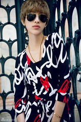 组图：张俪异国拍复古大片 金色短发显高贵冷艳