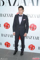 组图：刘嘉玲薄纱高开叉裙性感 谈梅姑遗物拍卖