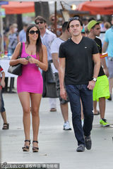 组图：超模克劳迪娅紧身裙抢镜 与神秘男逛街