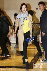 组图：李钟硕亮相时装周 f(x)Amber中性风帅气