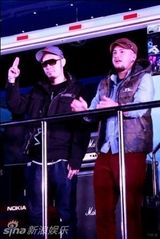 幻灯图：三路明星同日玩乐 三地路演比拼人气