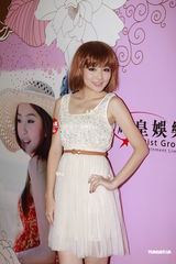 组图：刘谦女友李蕴签售写真 不会因其放弃性感造型