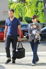 高清组图：娜塔丽-波特曼一家三口外出儿子可爱