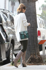 高清组图：杰西卡-阿尔芭街拍白色毛衣搭配长靴