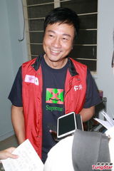 组图：黎耀祥探访长者派米 叹江欣燕离婚可惜