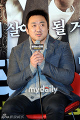 组图：河正宇等出席新片《与犯罪的战争》媒体首映