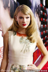 组图：电影首映斯威夫特烈焰红唇 Chuck放电