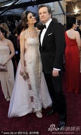 组图：科林-费斯携妻亮相红毯 亲密上演黑白配