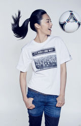 组图：姚晨披队服为德国队加油助威