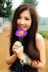 高清组图：徐立2010全新写真 与花结缘美不胜收