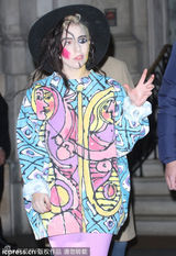 组图：Gaga将毕加索名画穿上身 脸变形显惊悚