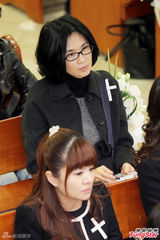 组图：台艺人徐风追思会 好友张菲余天现身致意