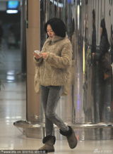 组图:小S素颜现身粉丝接机 满足合影需求没架子